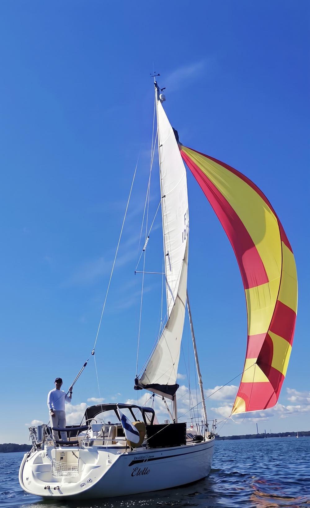 The Bavaria Cruiser 30 under spinnaker