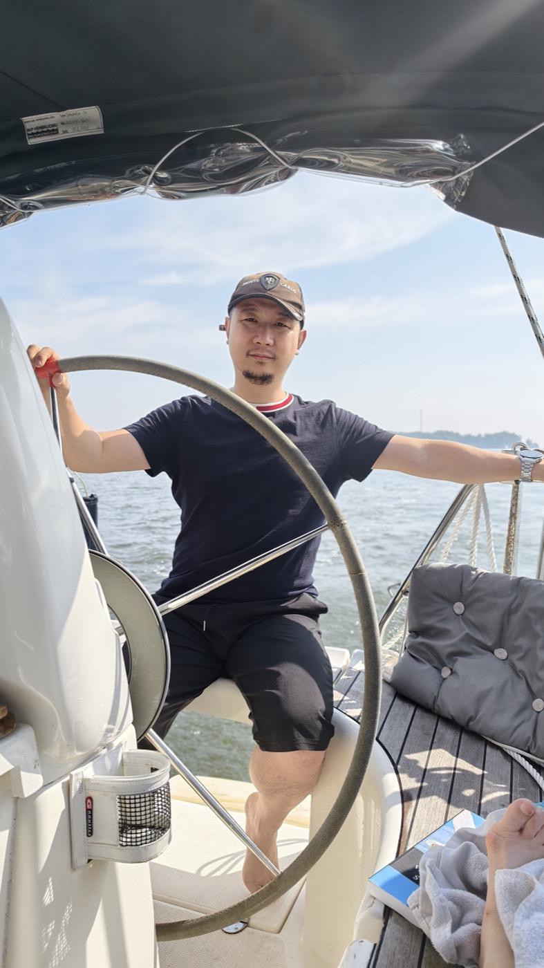 Yang Yu at the wheel under way