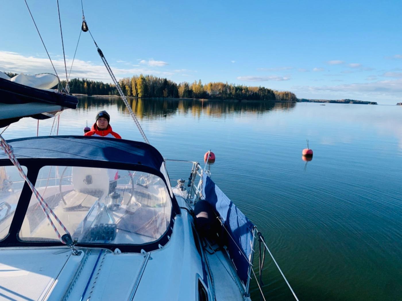 The boat moored beside an island in autumn colours